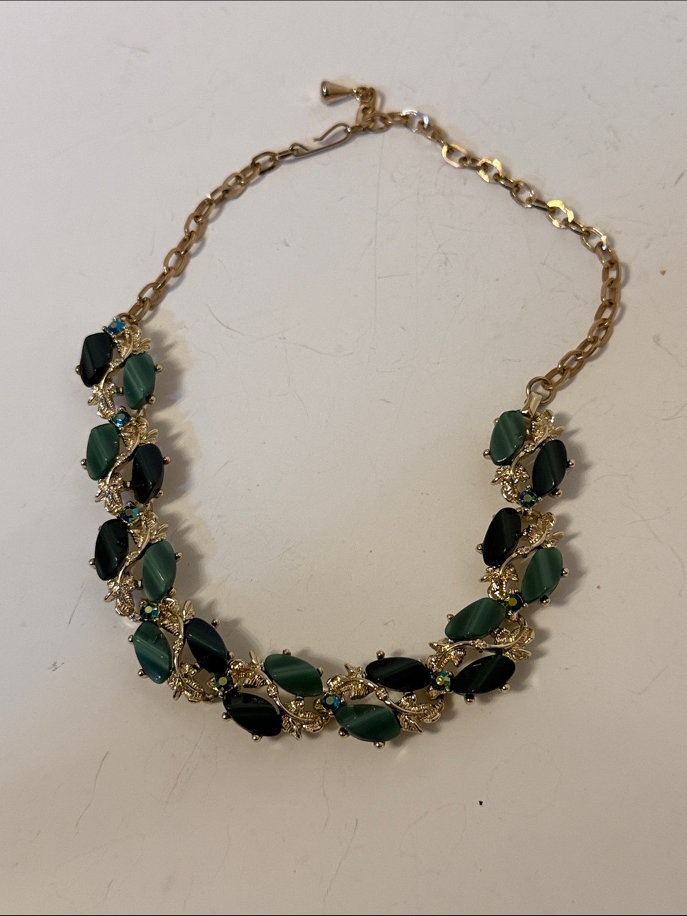 VINTAGE NECKLACE GREEN THERMOSET GOLD TONE LEAF LEAVES RHINESTONE AB 17”